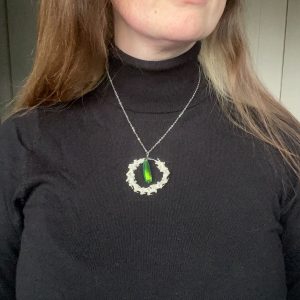 bone hanger rond goudkleur parelmoer steen