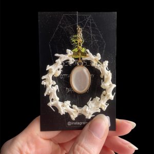 bone hanger rond goudkleur parelmoer steen