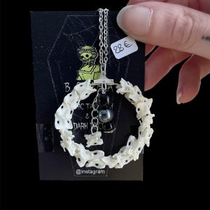 bone hanger rond zilvekleur zwarte parel